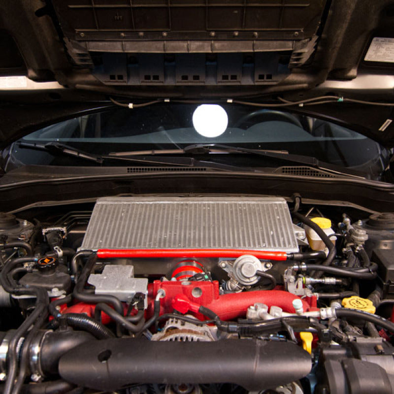 Mishimoto Subaru 08-15 WRX STi Top-Mount-Ladeluftkühler-Kit – Pulverbeschichtet Schwarz und schwarze Schläuche