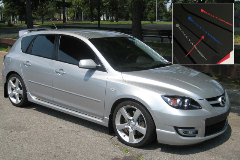 Rally Armor 04–09 Mazda3/Speed3, schwarzer UR-Schmutzfänger mit blauem Logo