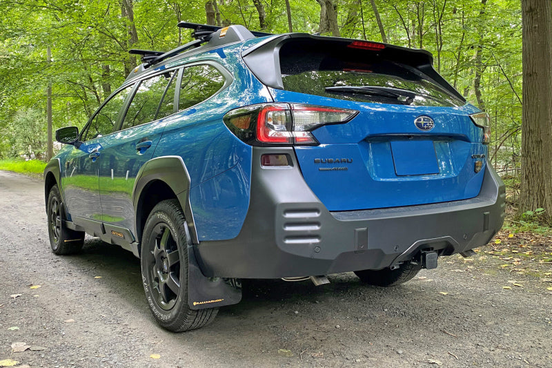 Rally Armor 22–25 Subaru Outback Wilderness Roter Schmutzfänger Weißes Logo