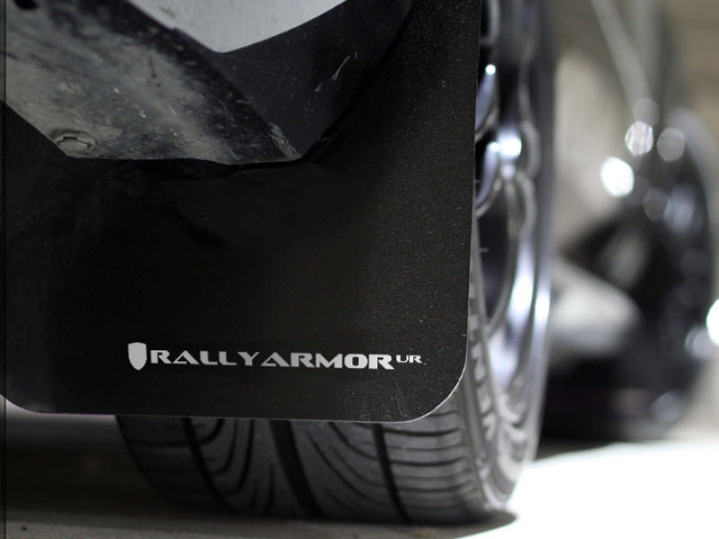 Rally Armor 08–10 Subaru WRX / 08–11 Impreza 2.5i (Schrägheck/Limousine) Schwarzer UR-Schmutzfänger mit weißem Logo