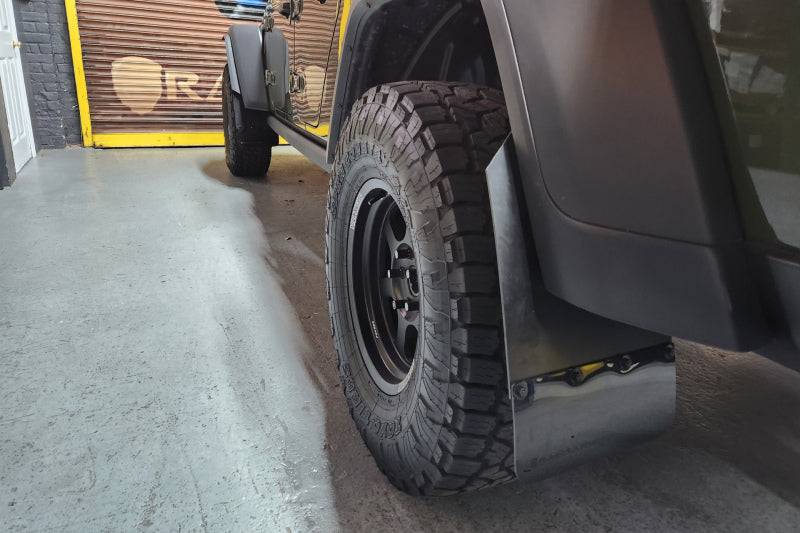 
                      
                        Rally Armor 19-24 Jeep JT Gladiator (Mojave/Rubicon) Schwarzer Schmutzfänger mit metallisch schwarzem Logo
                      
                    