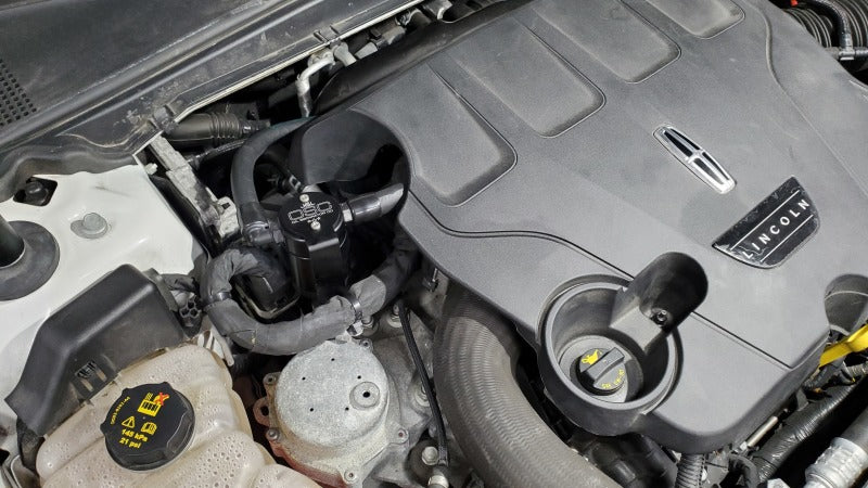 
                      
                        J&amp;L 17–20 Lincoln Continental/MKZ 3,0 l EcoBoost Ölabscheider 3,0 für die Beifahrerseite – schwarz eloxiert
                      
                    