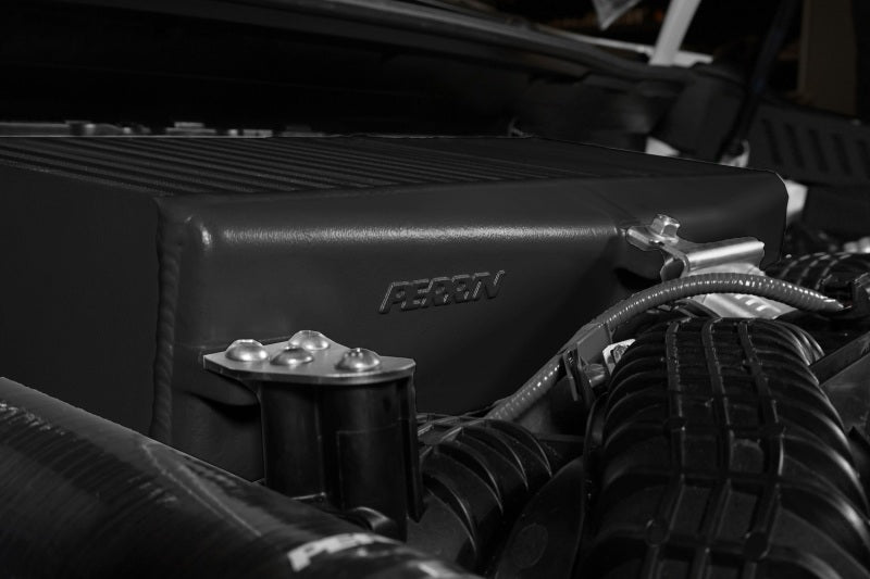 
                      
                        PERRIN 22-23 Subaru WRX Top Mount Ladeluftkühler (TMIC) - Schwarz
                      
                    